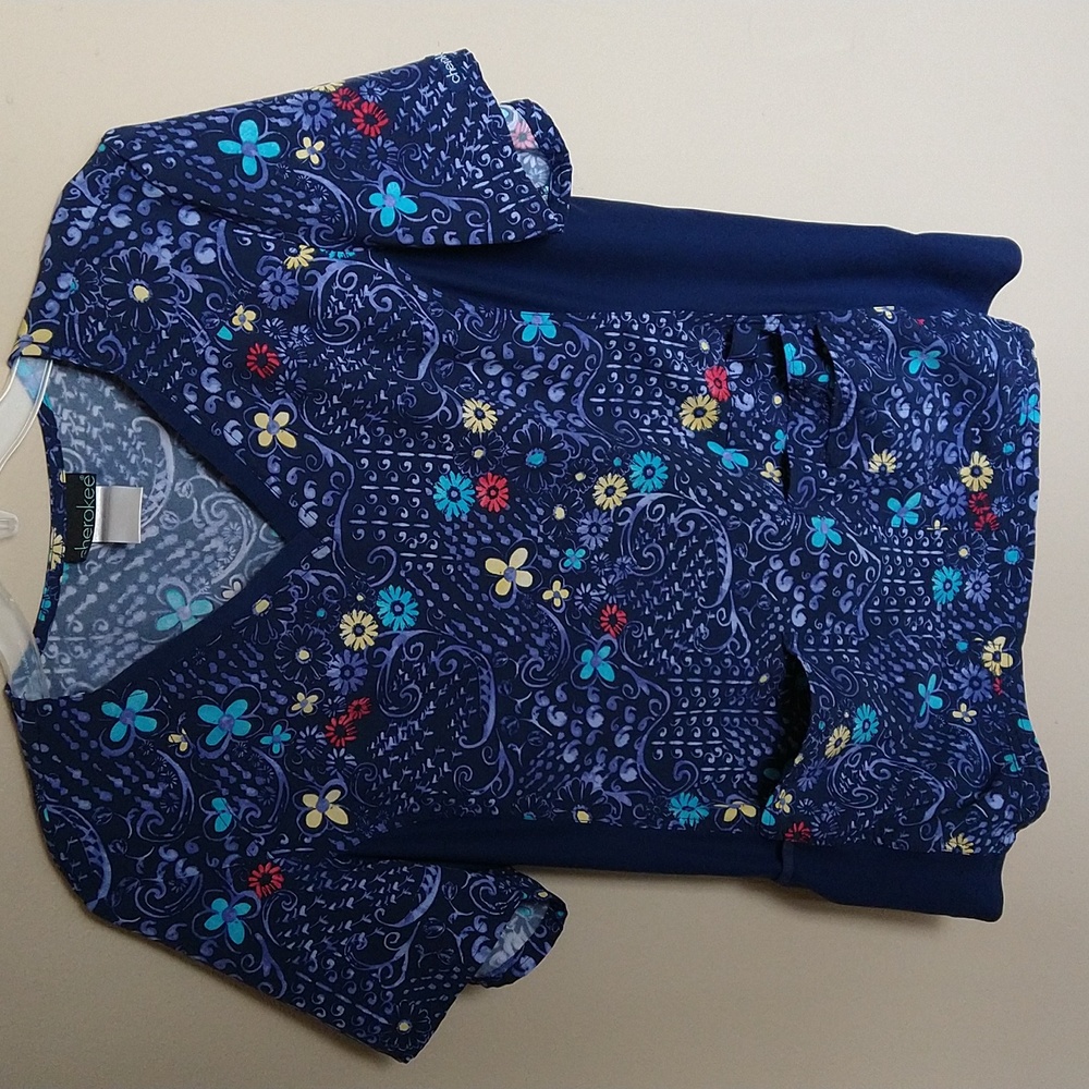 NWOT Cherokee IFlex Floral Scrub Top